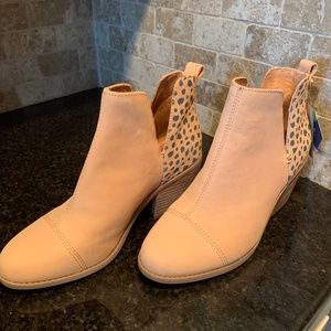 NWT Tom’s Everly cutout leather boots 8.5